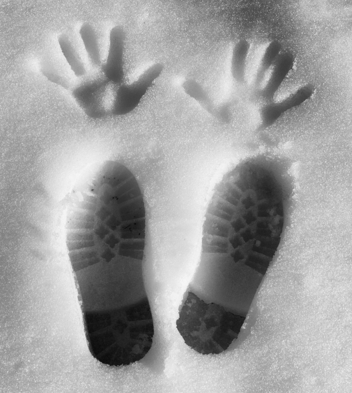 Tracce nella neve di sconosciuti 01