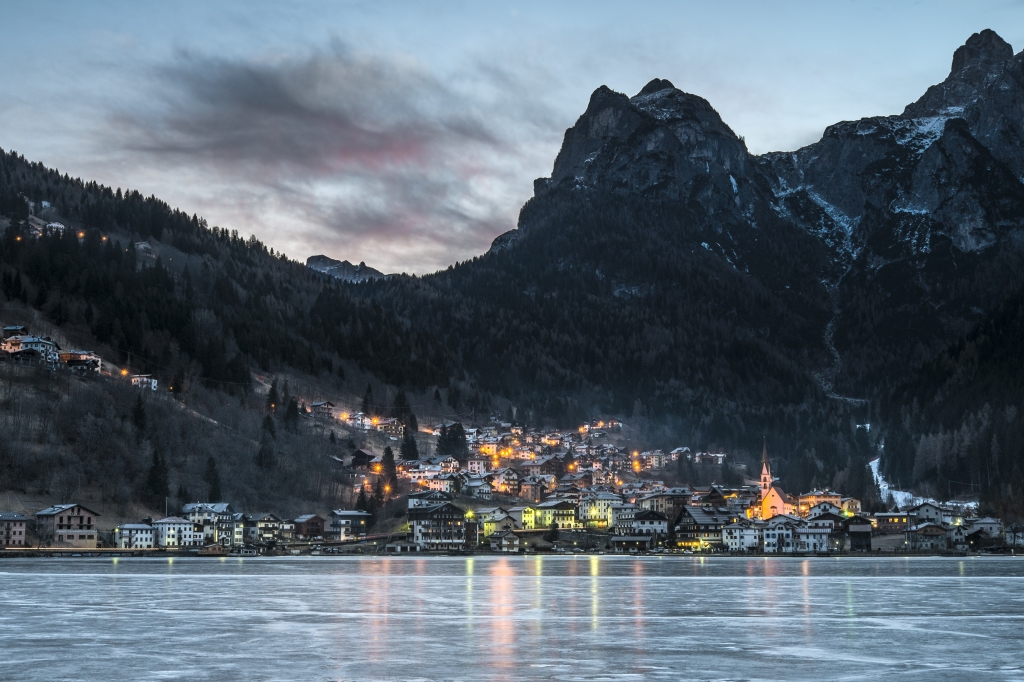 Alba invernale sul lago di Alleghe