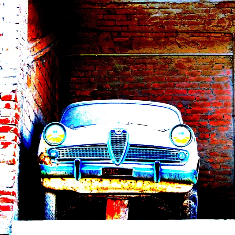 Vecchia auto abbandonata