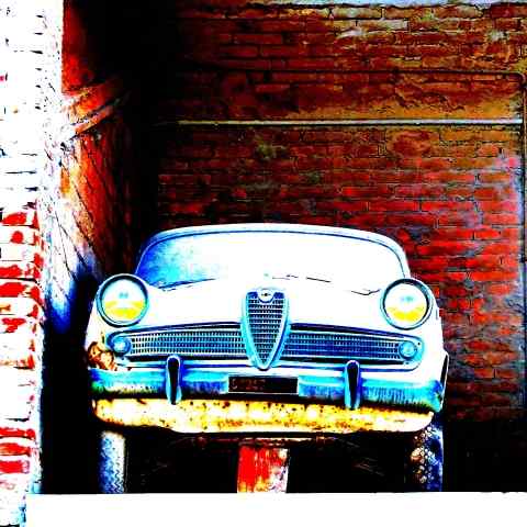 Vecchia auto abbandonata