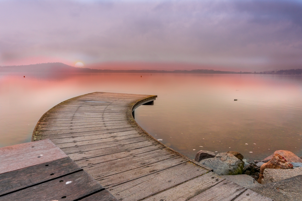 Pontile al lago di Viverone al tramonto