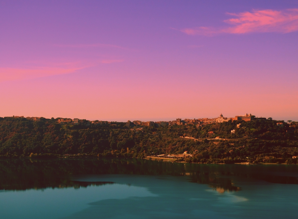 tramonto sul lago di castel gandolfo