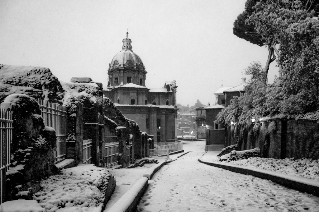 Roma, Foro Romano,centro storico innevato.