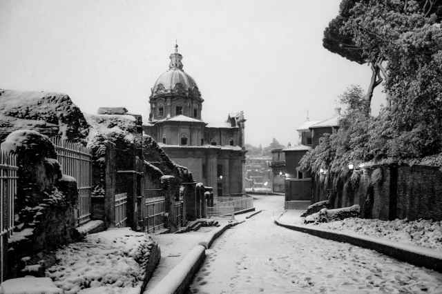 Roma, Foro Romano,centro storico innevato.