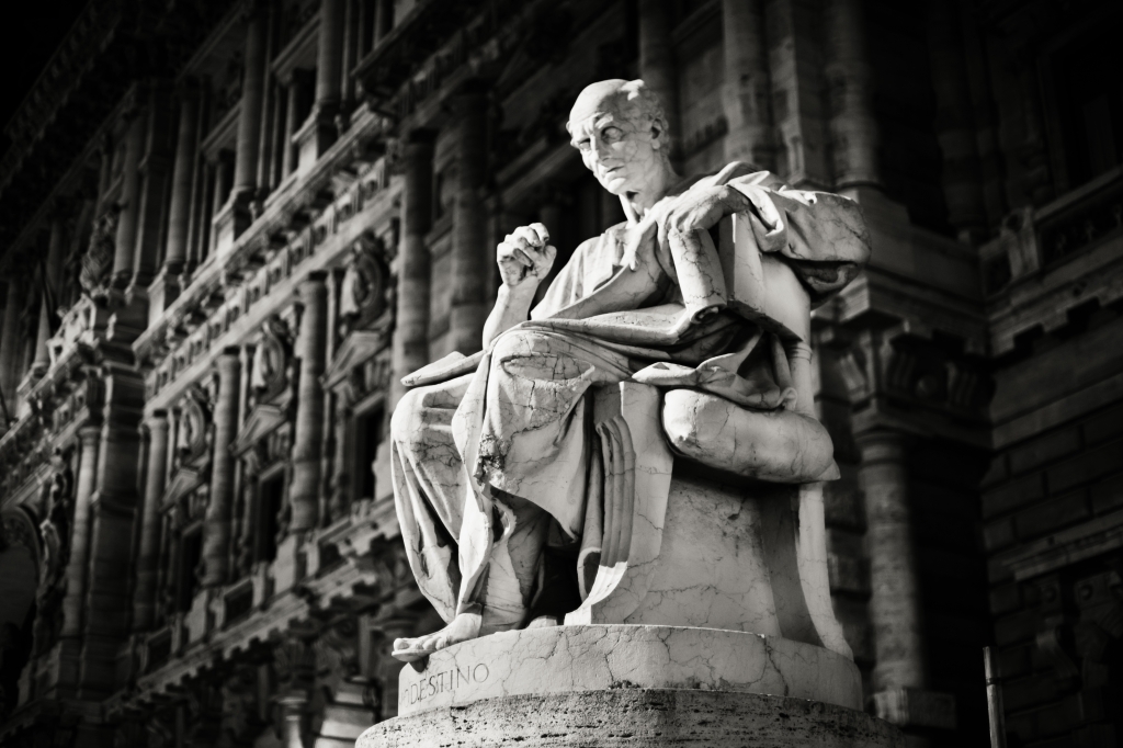 modestino statua al tribunale