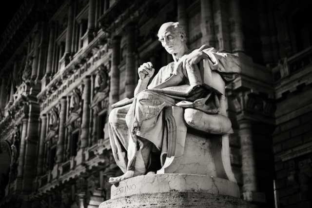 modestino statua al tribunale