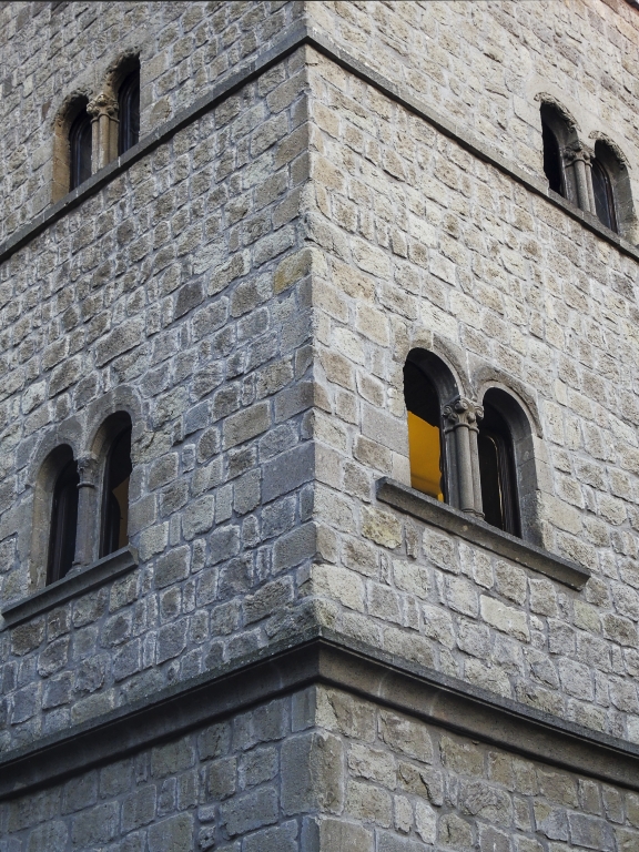 Lo spigolo di un antico palazzo medievale nella città di Viterbo
