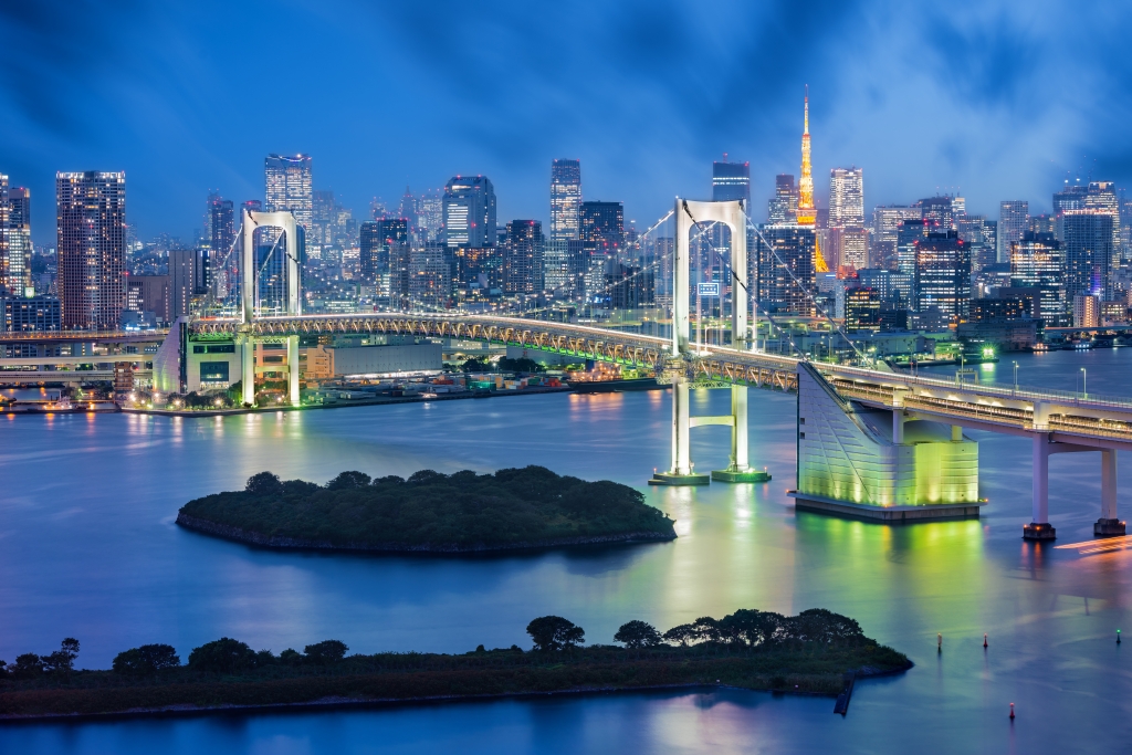 Lo skyline di Tokyo al calar della notte