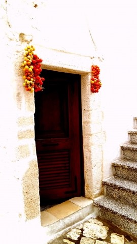 UNA PORTA NEL BIANCO