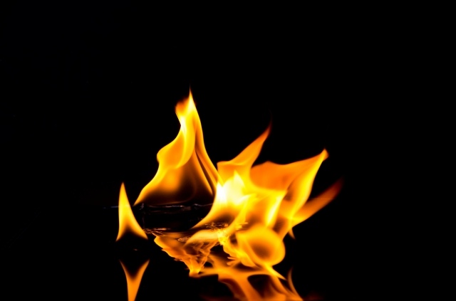 Fuoco su sfondo nero