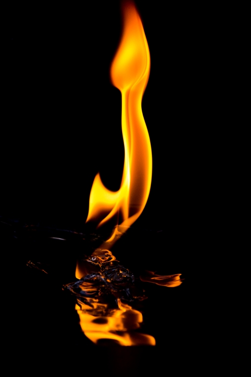 Fiamma infuocata in primo piano