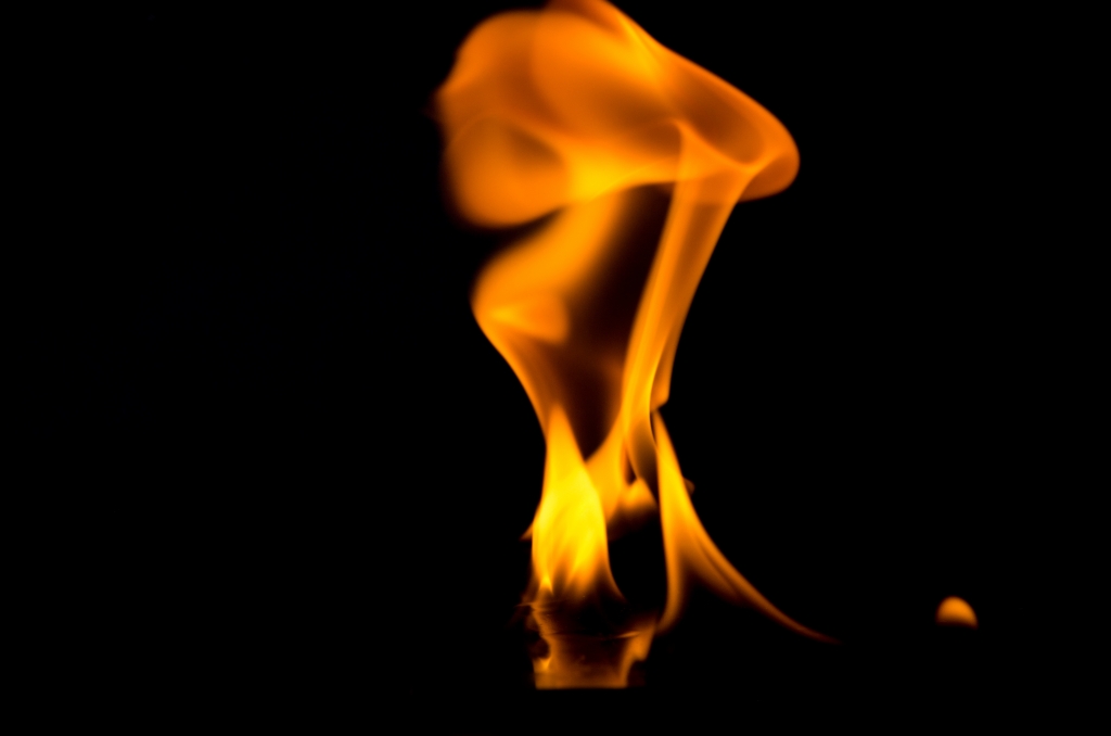 Fuoco in primo piano su sfondo nero