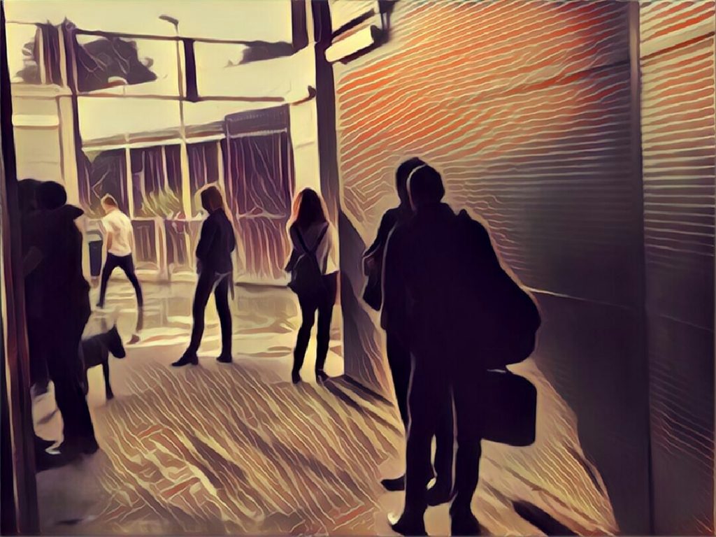 Persone alla stazione durante il temporale