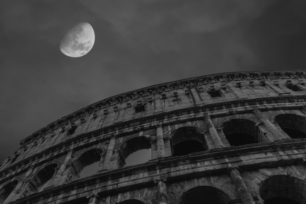 Luna sul Colosseo