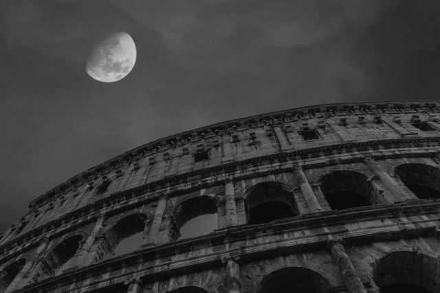Luna sul Colosseo