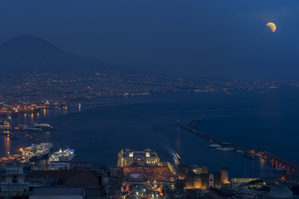 Eclissi di luna sul golfo di Napoli