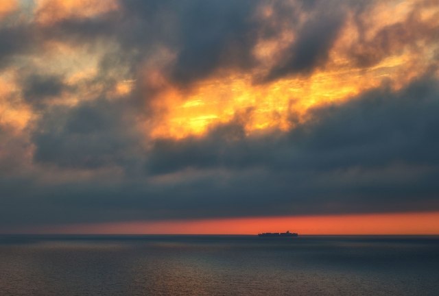 Nave al tramonto