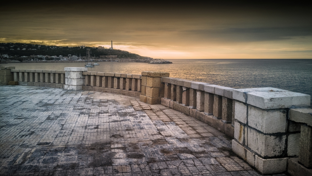 Tramonto con mare e piazza