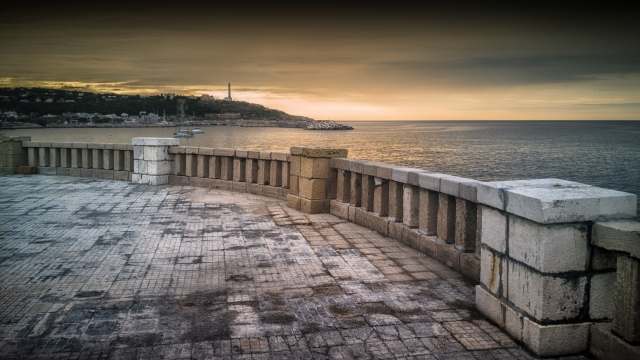 Tramonto con mare e piazza