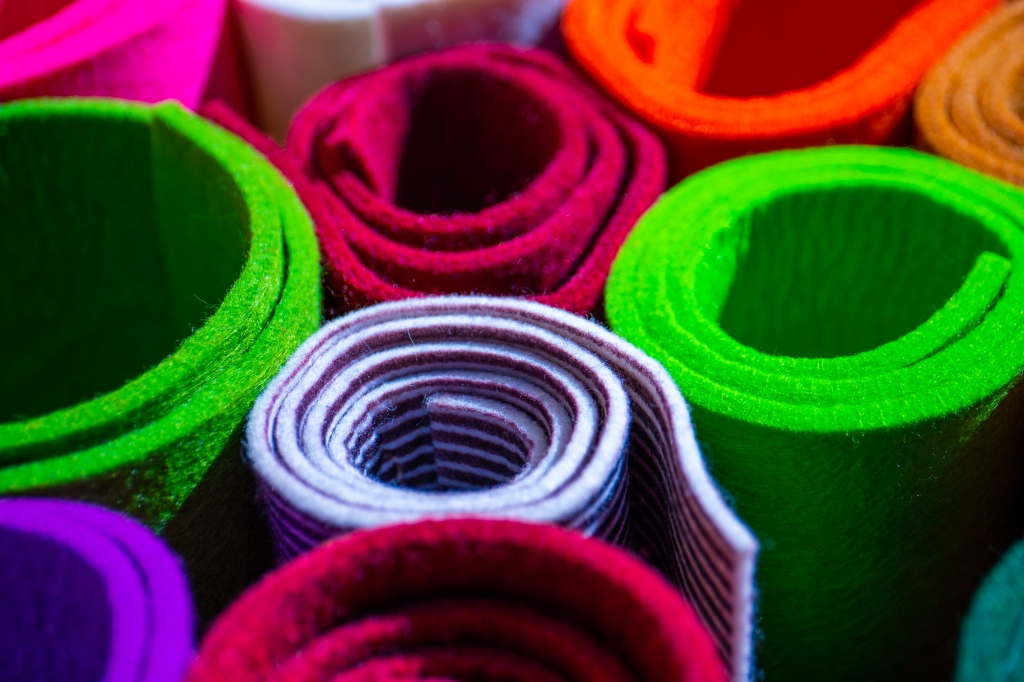 rotoli di stoffa colorati arrotolati