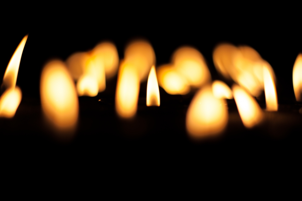 Fiamma di candele su sfondo nero