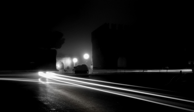 scie nella notte in bianco e nero