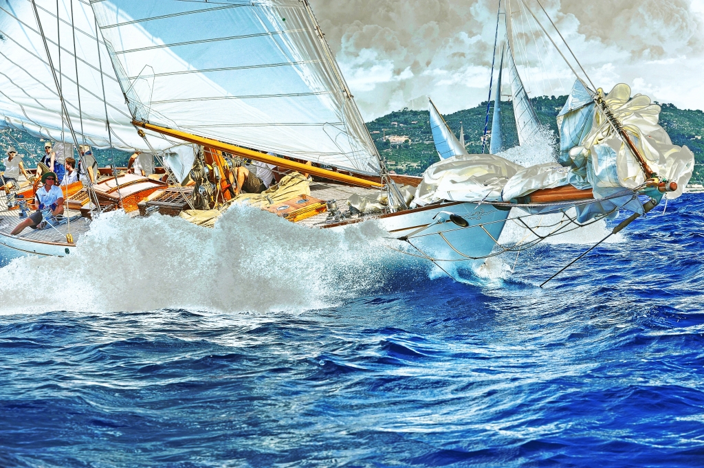 Yacht d'epoca in regata.