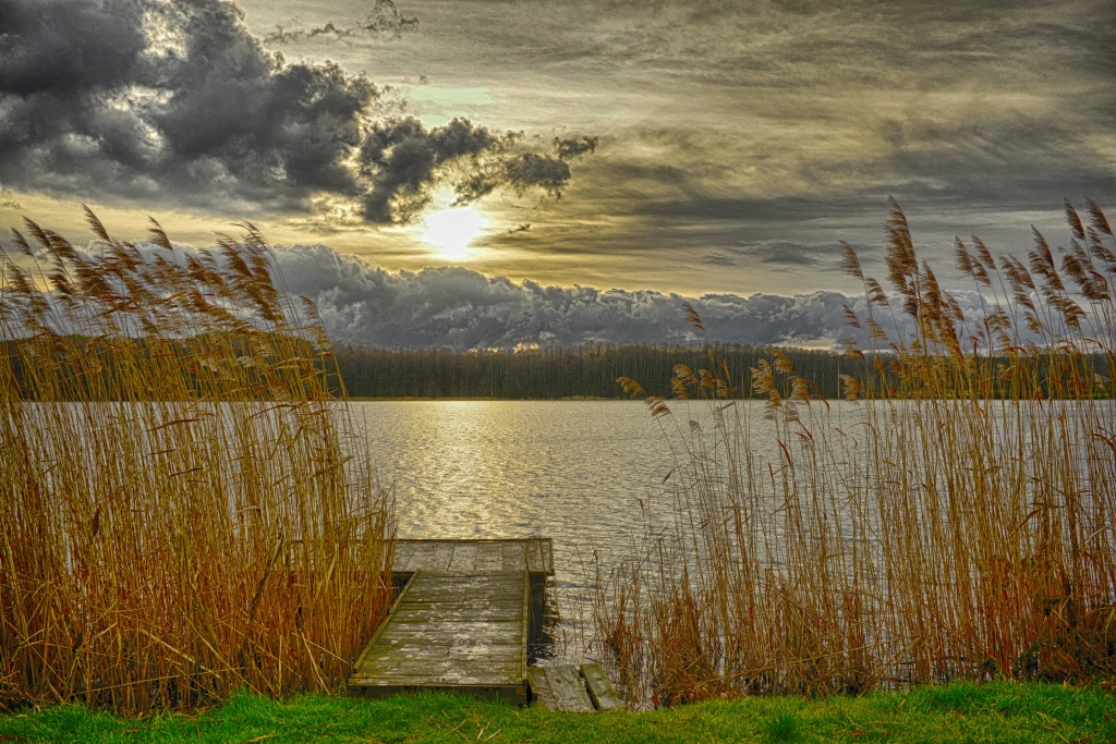 Tramonto sul lago con pontile.