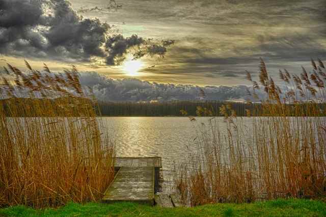 Tramonto sul lago con pontile.