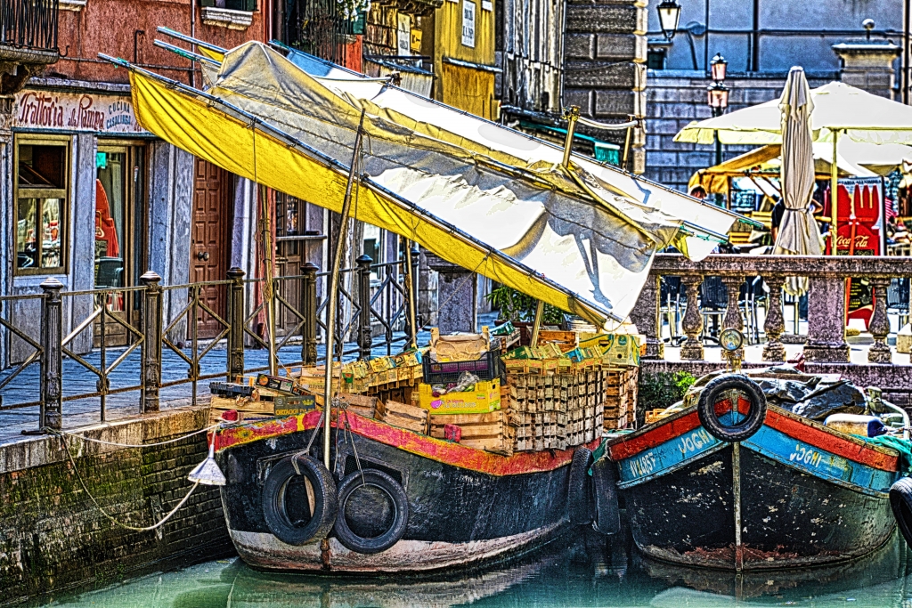 Venezia, barche per vendita ortofrutta.