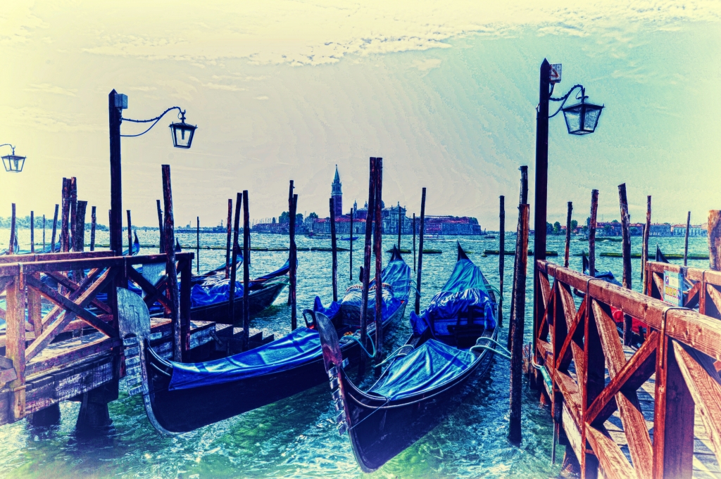 Venezia, gondole all'ormeggio.