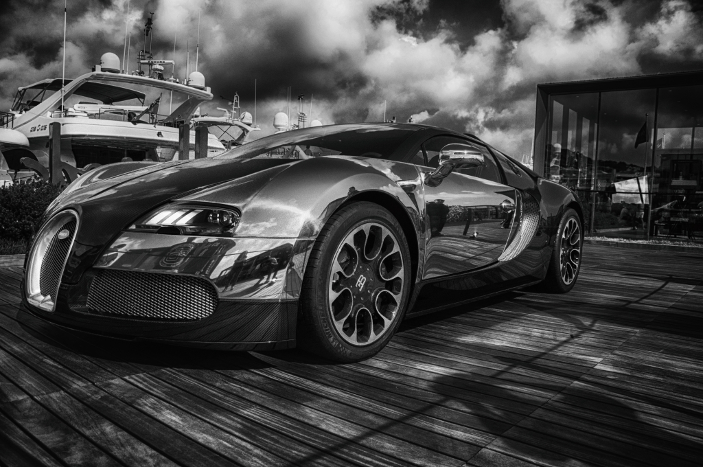 bugatti  veyron in bianco e nero