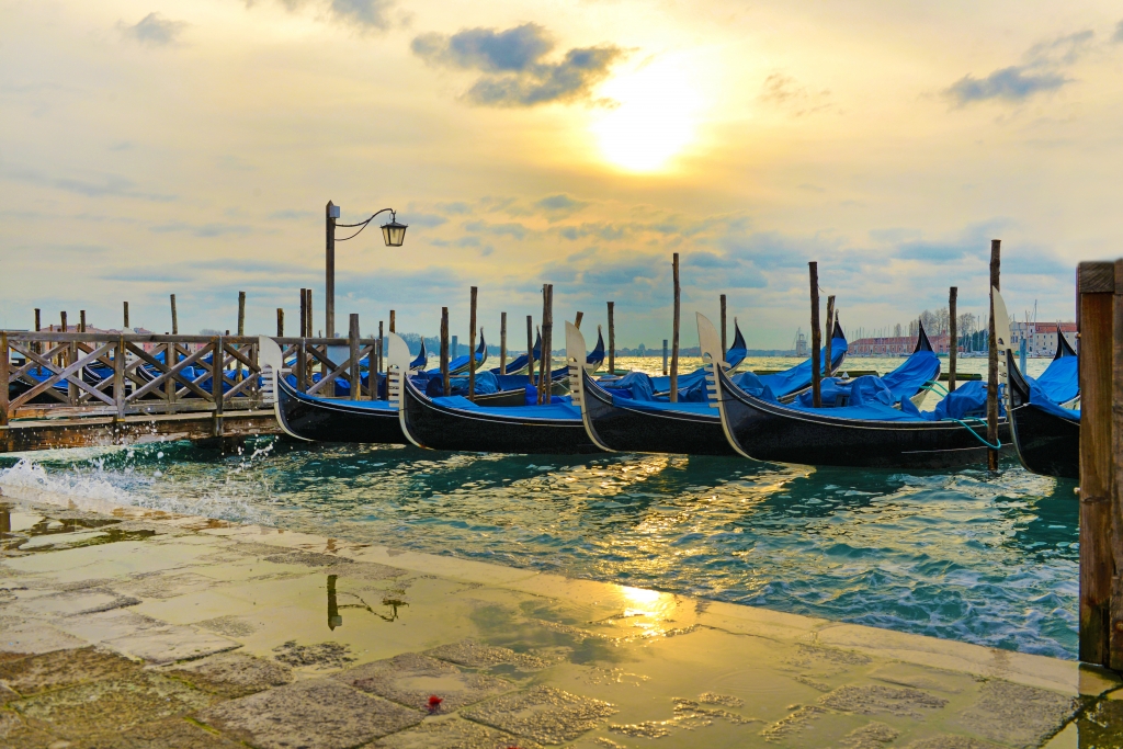 Venezia, gondole all'ormeggio.
