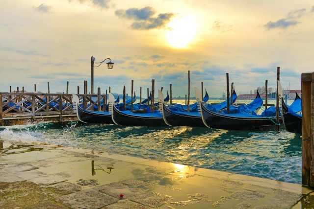Venezia, gondole all'ormeggio.