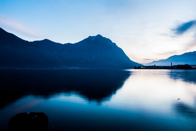 tramonto blu sul lago