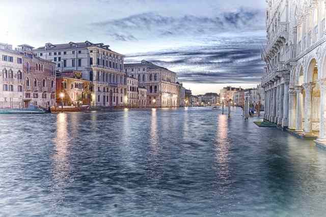 Venezia in notturno.