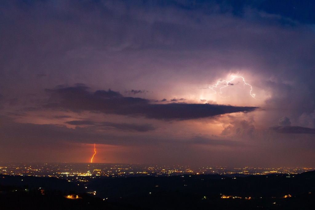 Fulmini durante un temporale in pianura Padana