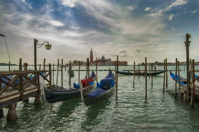 Gondole a parcheggio nella laguna