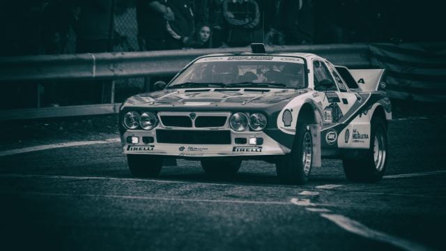 VECCHIA AUTO DA RALLY LANCIA 037 IN BIANCO E NERO