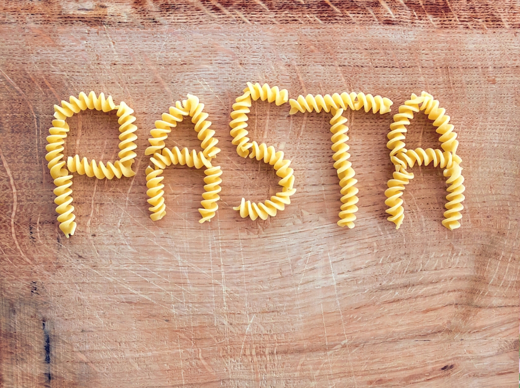 Scritta "PASTA" con fusilli