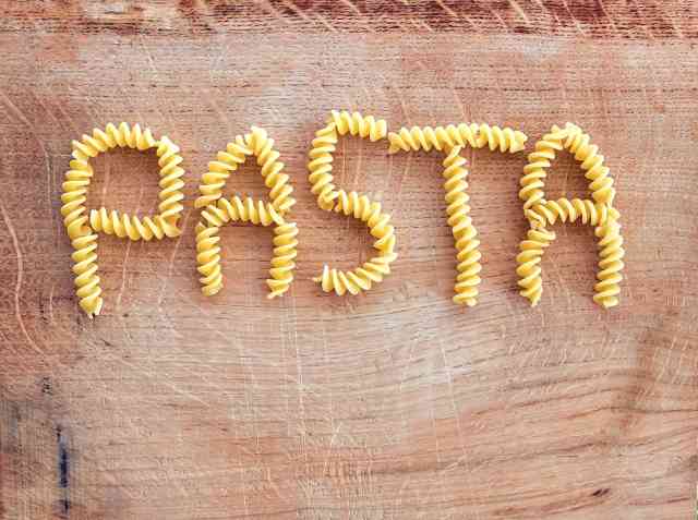 Scritta "PASTA" con fusilli
