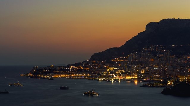Panorama notturno del Principato di Monaco al tramonto