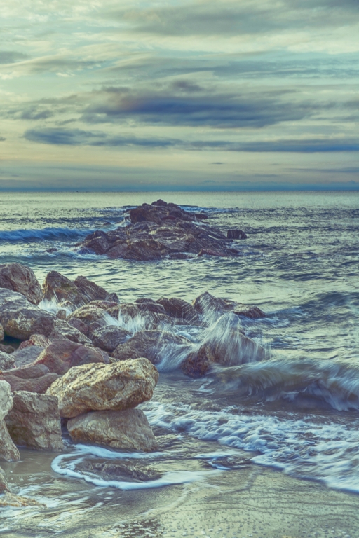 Paesaggio di mare con scogli.