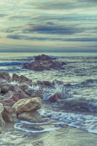 Paesaggio di mare con scogli.