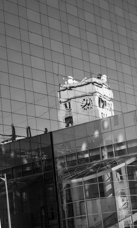 riflessi tra moderno e antico in bianco e nero