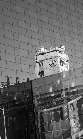riflessi tra moderno e antico in bianco e nero
