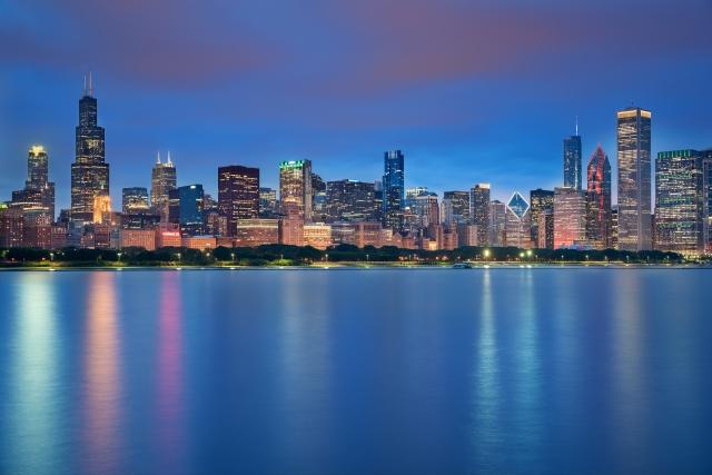 Lo skyline di Chicago e i suoi riflessi sul lago Michigan