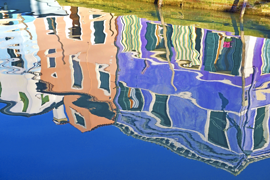 Burano, riflesso di case colorate.