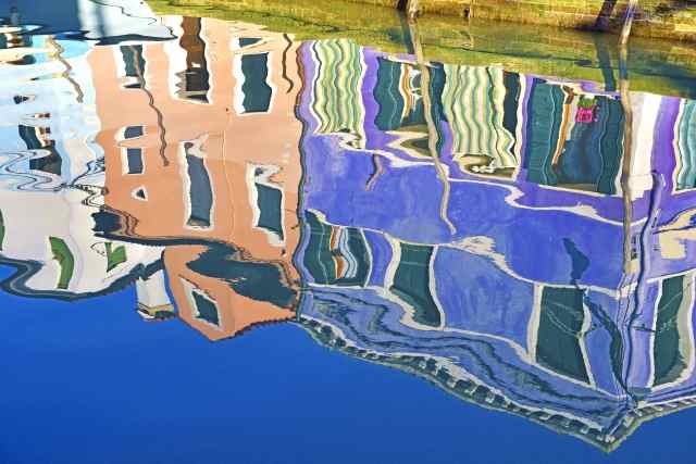 Burano, riflesso di case colorate.