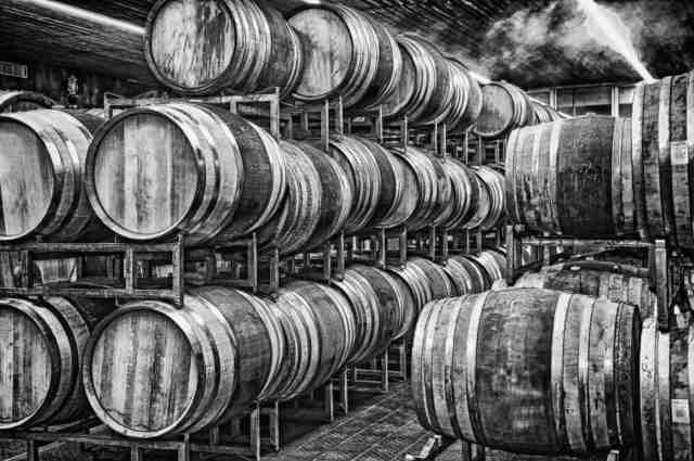 Cantina con botti di vino.